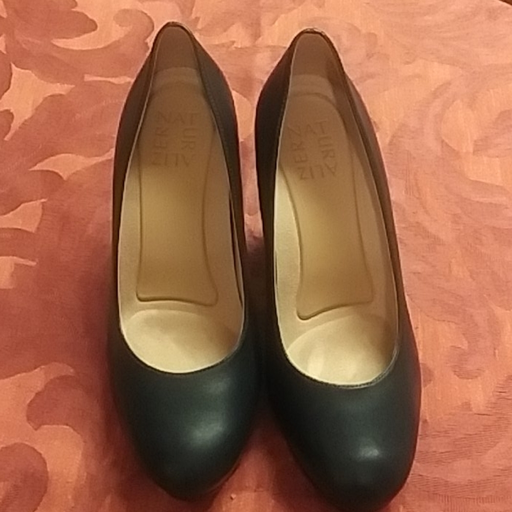 Naturalizer round toe pump / heels